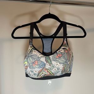 Victoria Secret sports bra size 38dd